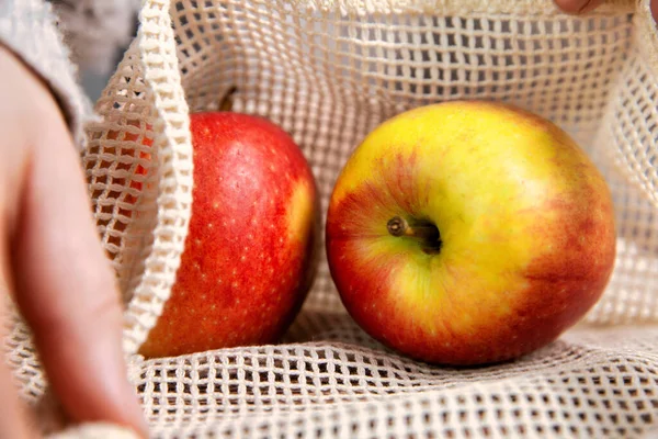 Női Kéz Környezetbarát Háló Táska Bevásárlás Élelmiszereket Friss Gyümölcs Alma — Stock Fotó
