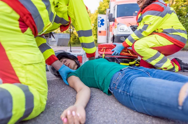 Paramédicos Removendo Capacete Mulher Motociclista Ferida Após Acidente — Fotografia de Stock