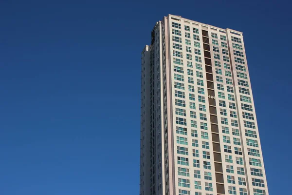 晴れた日には青空が広がる超高層ビル商業ビルの広角ビュー — ストック写真