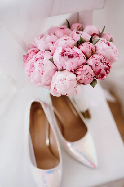 Piękny Bukiet Ślubny Białych Róż — Zdjęcie stockowe