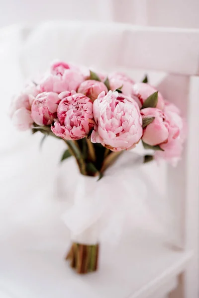 Ramo Hermoso Las Rosas Rosadas Florero Blanco Sobre Fondo Mesa —  Fotos de Stock