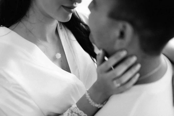 Braut Und Bräutigam Halten Zärtlich Händchen Zwischen Ihnen Liebe Und — Stockfoto