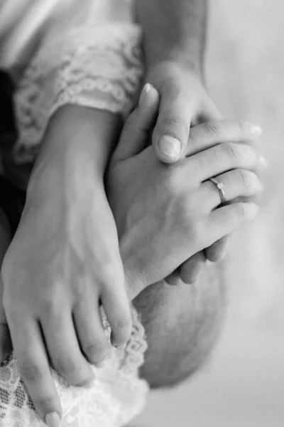 Bruden Och Brudgummen Håller Ömt Händer Mellan Dem Kärlek Och — Stockfoto