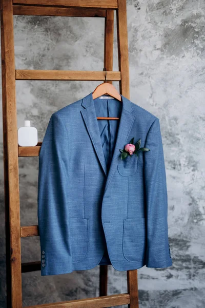 Μπλε Σακάκι Κλασικό Κοστούμι Κρέμεται Μια Ξύλινη Σκάλα — Φωτογραφία Αρχείου