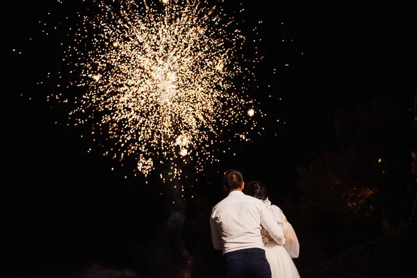 Luz Show Fogo Noturno Fundo Céu Noturno Com Recém Casados — Fotografia de Stock