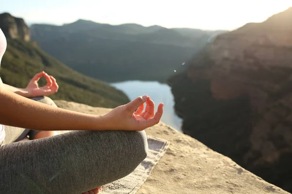Primer Plano Una Mujer Que Practica Yoga Montaña Cima Acantilado —  Fotos de Stock