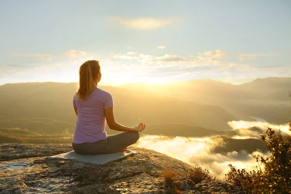 Mujer Meditando Practicando Yoga Montaña Atardecer —  Fotos de Stock
