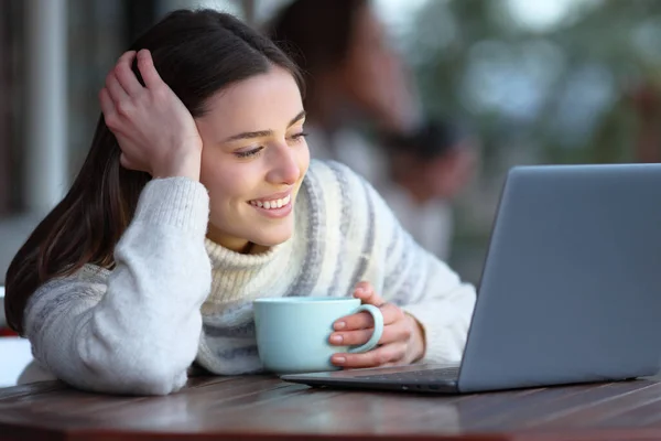 Szczęśliwa Kobieta Oglądająca Zawartość Mediów Laptopie Siedzącym Kawiarni Zimie — Zdjęcie stockowe