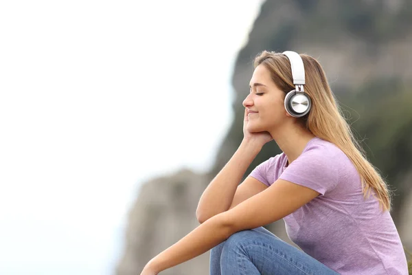 Perfil Una Mujer Relajada Escuchando Música Con Auriculares Inalámbricos Montaña — Foto de Stock