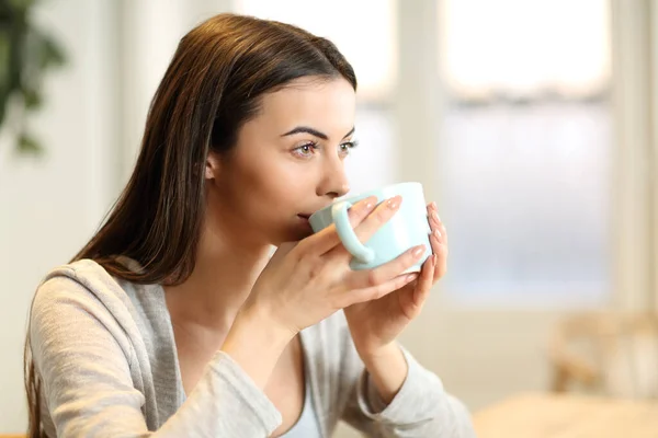 Mujer Distraída Tomando Café Por Mañana Casa —  Fotos de Stock