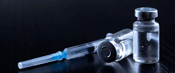 Siringa Vaccino Fondo Nero — Foto Stock