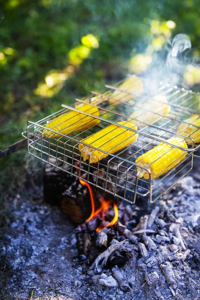 옥수수를 옥수수를 위에서 요리하였다 주말에는 시간이다 탁트인 불에서 요리하는 — 스톡 사진