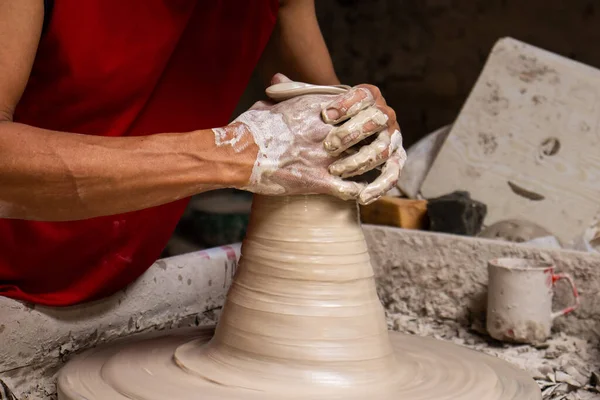 陶芸家の手で粘土の瓶を作り — ストック写真