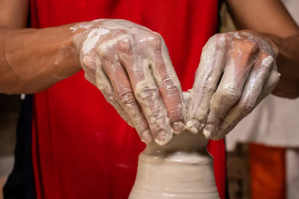 Manos Alfarero Haciendo Frasco Barro — Foto de Stock