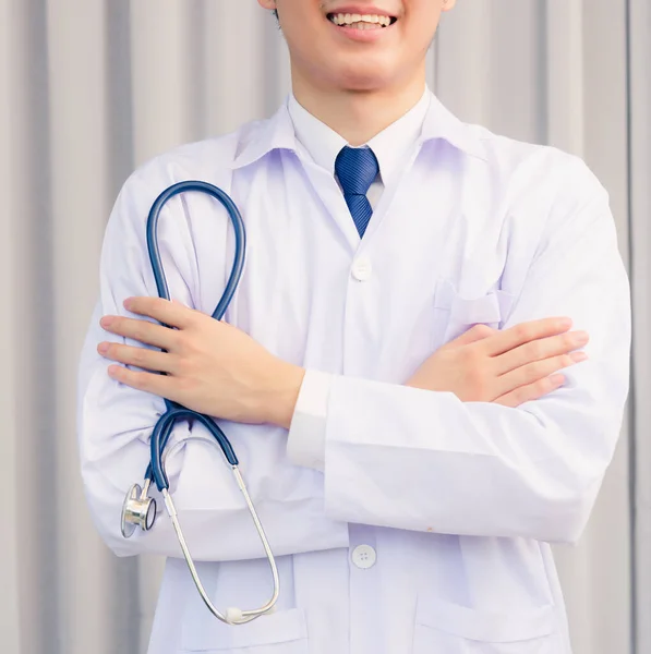 Retrato Close Feliz Asiático Jovem Médico Bonito Homem Sorrindo Uniforme — Fotografia de Stock
