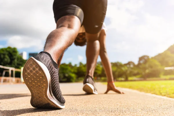 아시아의 선수는 앞으로 연습을 야외에서 훈련을 준비가 적극적으로 신발을 — 스톡 사진