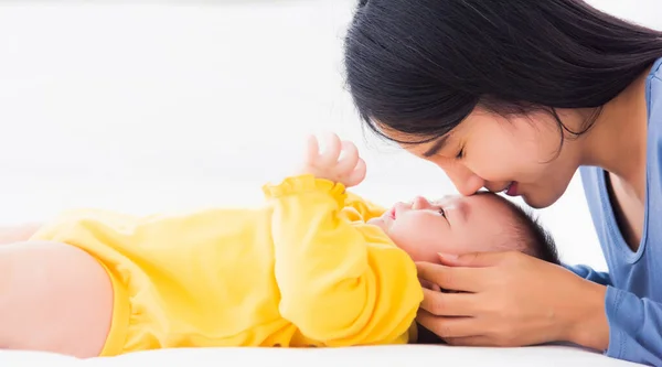 Porträt Der Schönen Jungen Asiatischen Mutter Küsst Ihr Neugeborenes Einem — Stockfoto