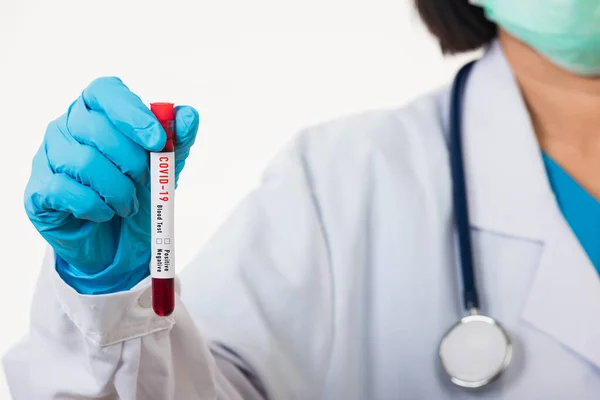 Lekarz Naukowiec Białym Mundurze Nosi Maskę Probówką Próbka Krwi Koronawirusa — Zdjęcie stockowe