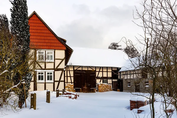 Stary Drewniany Dom Zimowym Lesie — Zdjęcie stockowe