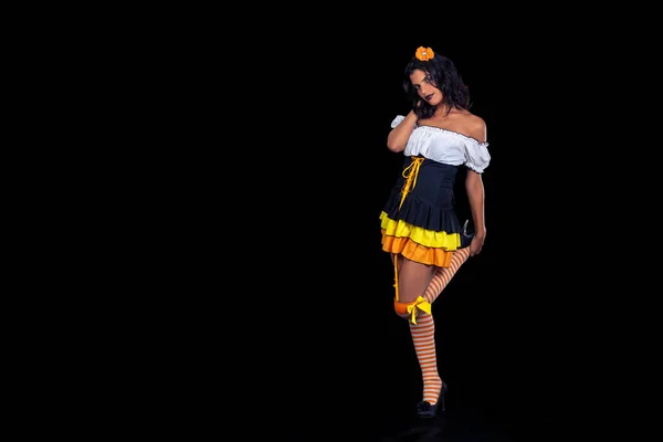 Chica Vestida Como Muñeca Retratada Sobre Fondo Negro — Foto de Stock