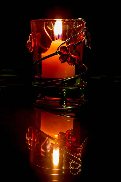 Vela Una Vela Encendida Dentro Cristal Sobre Fondo Negro — Foto de Stock