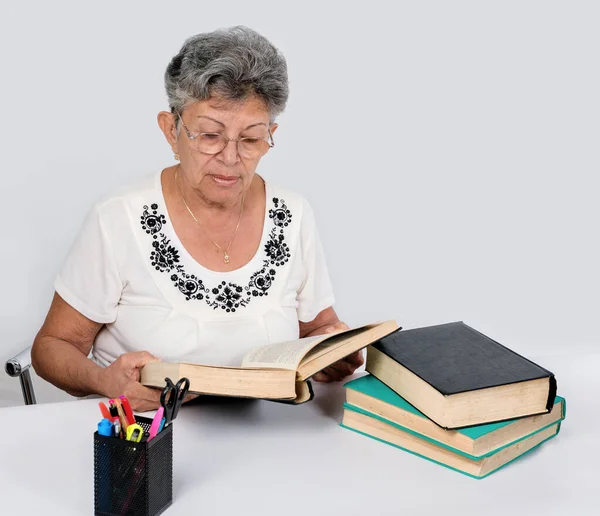 Una Anciana Leyendo Libros — Foto de Stock