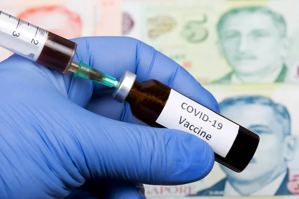 Вакцина Против Ковид Фоне Сингапурских Денег Доллар — стоковое фото