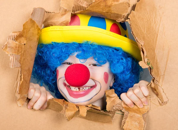 Bambino Vestito Clown Con Parrucca Naso Finto Diverte Guardare Dal — Foto Stock