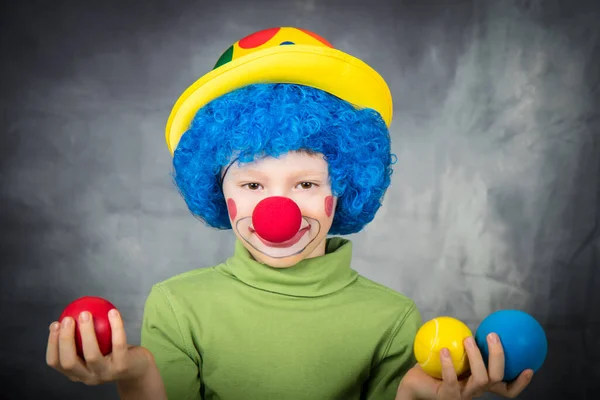 Małe Dziecko Przebrane Klauna Peruką Sztucznym Nosem Bawi Się Kolorowymi — Zdjęcie stockowe