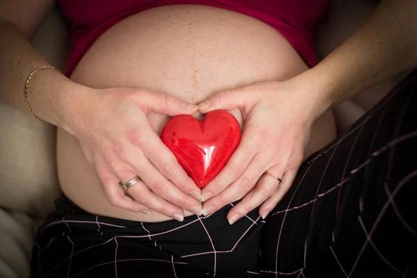 Těhotná Žena Drží Červené Srdce Břiše Retro Styl — Stock fotografie