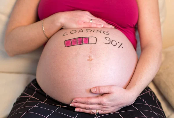 Έγκυος Γυναίκα Έννοια Φόρτωσης Ζωγραφισμένα Στην Κοιλιά Της — Φωτογραφία Αρχείου