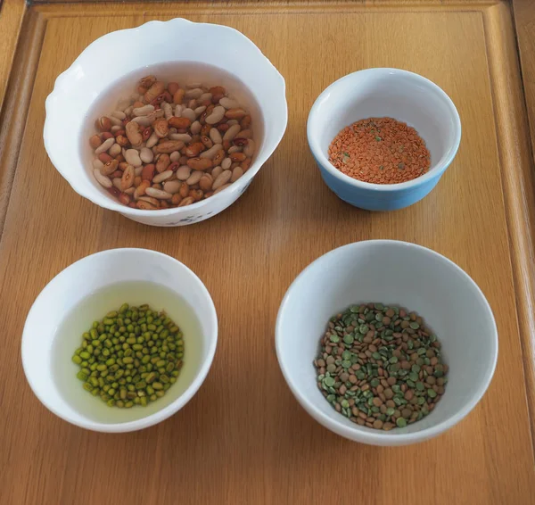 カナリーニ 赤腎臓 レンズ豆 緑のエンドウ豆などのボウルに入った混合豆 — ストック写真
