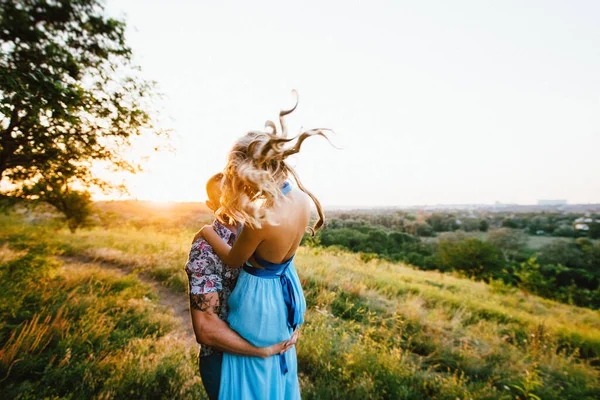 Blonde Fille Avec Des Cheveux Lâches Dans Une Robe Bleu — Photo