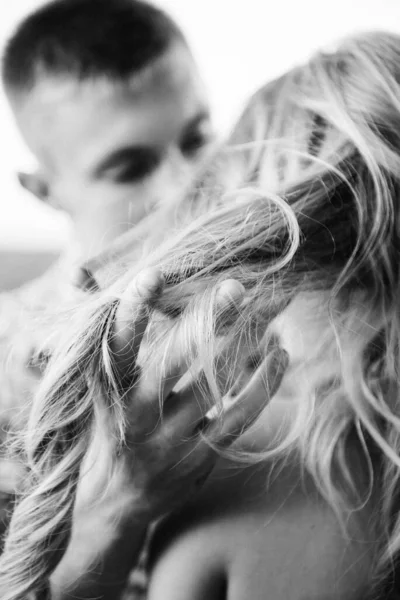 Ragazza Bionda Con Capelli Sciolti Abito Azzurro Ragazzo Alla Luce — Foto Stock