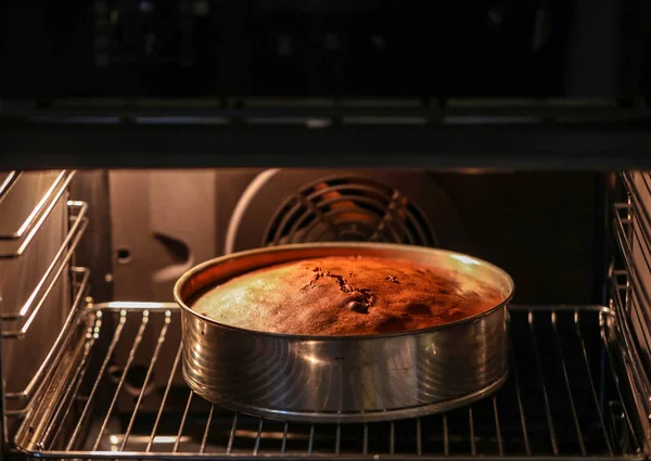 Vers Gebakken Zelfgemaakte Taart Binnenlandse Oven — Stockfoto