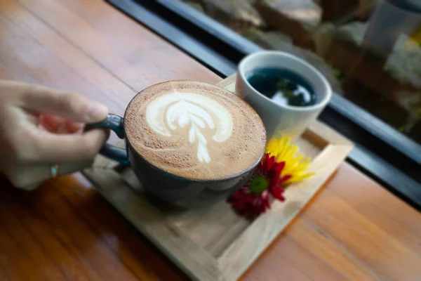 Latte Coffee Art Cup Ogrodzie Fotografia — Zdjęcie stockowe