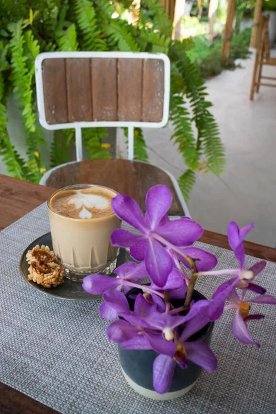 Latte Coffee Art Cup Garden Stock Photo — Stok Foto