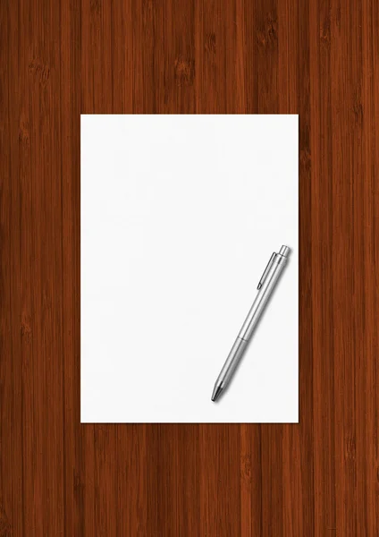 Blanco Papier Blad Pen Model Template Geïsoleerd Donkere Houten Achtergrond — Stockfoto