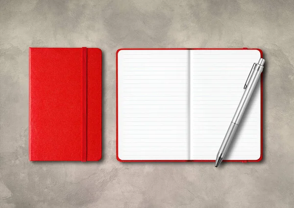 Rood Gesloten Open Gevoerde Notitieboekjes Met Een Pen Mockup Geïsoleerd — Stockfoto
