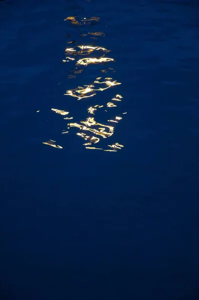 Meerwasser Mit Spiegelung Des Sees — Stockfoto