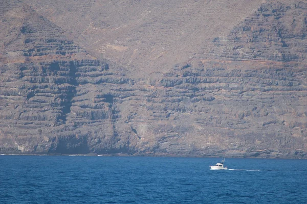 Boot Varen Voor Kust Van Guaza Mountain Natural Monument Arona — Stockfoto