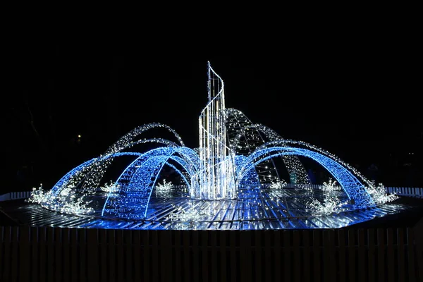 Belle Luci Blu Nelle Vacanze Capodanno Notte Fontana Luminosa Nell — Foto Stock