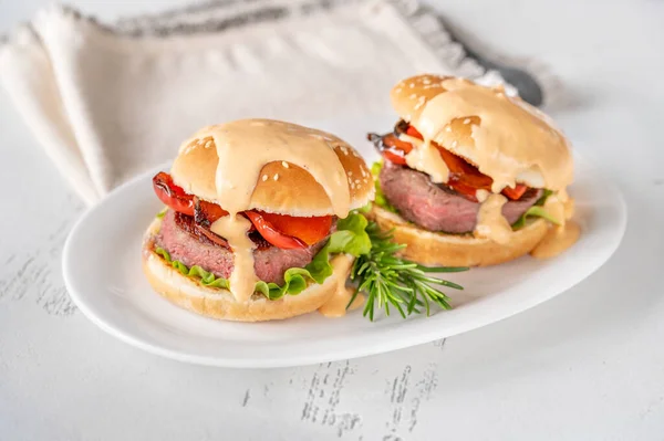 Hamburguesas Con Pimiento Parrilla Rematado Con Salsa Salada Plato Servir — Foto de Stock