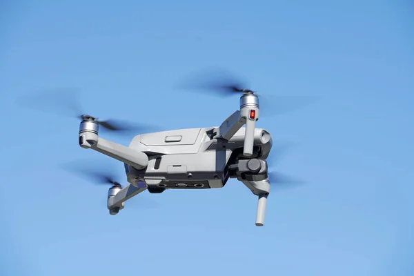 Drón Repül Levegőben Tiszta Kék Háttér — Stock Fotó