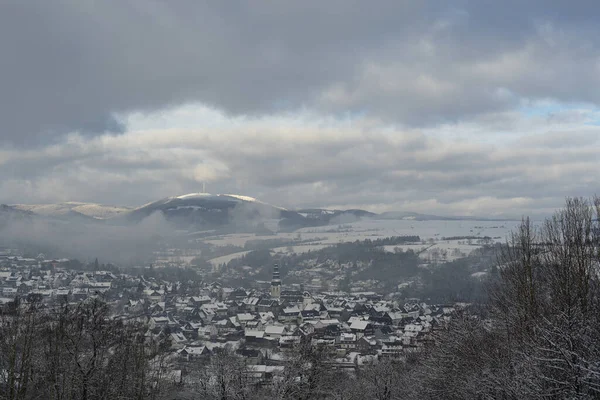 看看德国城市 冬日有一座叫Hallenberg的城市 那里有Bollerberg山 — 图库照片