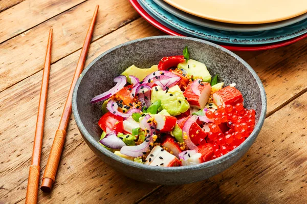 Asiatischer Salat Aus Krabbenstangen Rotem Kaviar Und Avocado — Stockfoto