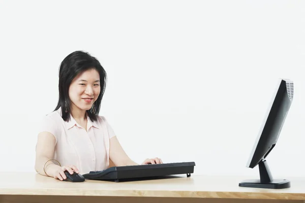 Portret Młodej Kobiety Pracującej Laptopie — Zdjęcie stockowe