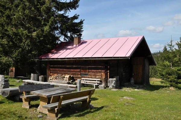 ヴェロレナー シャッテン Verlorener Schachten フルエナウ近郊の木造小屋 ベンチ — ストック写真