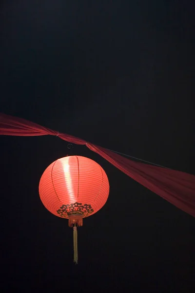 黒の背景に中国の旧正月の赤い提灯 — ストック写真
