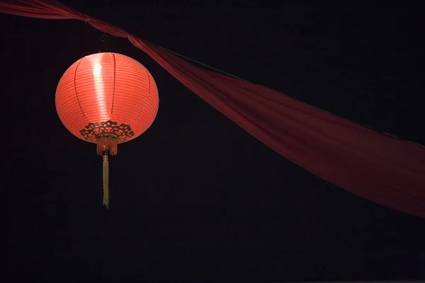 黒を背景に中国の旧正月の赤い提灯は — ストック写真